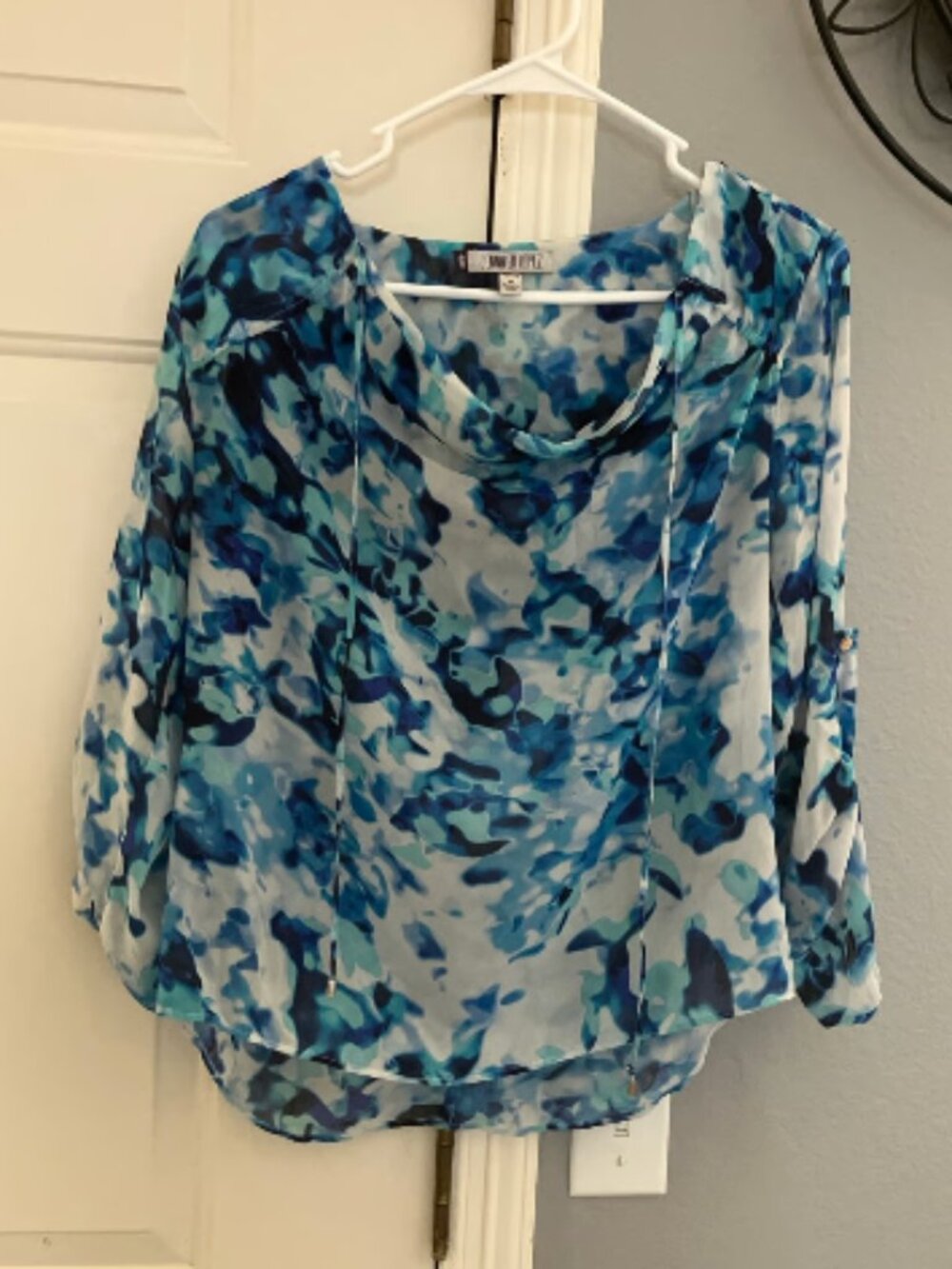 Jennifer Lopez Size Medium Lightweight Floral Pattern Top